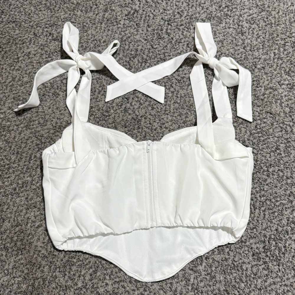 Cropped white fitted zip up top - Picture 2 of 3